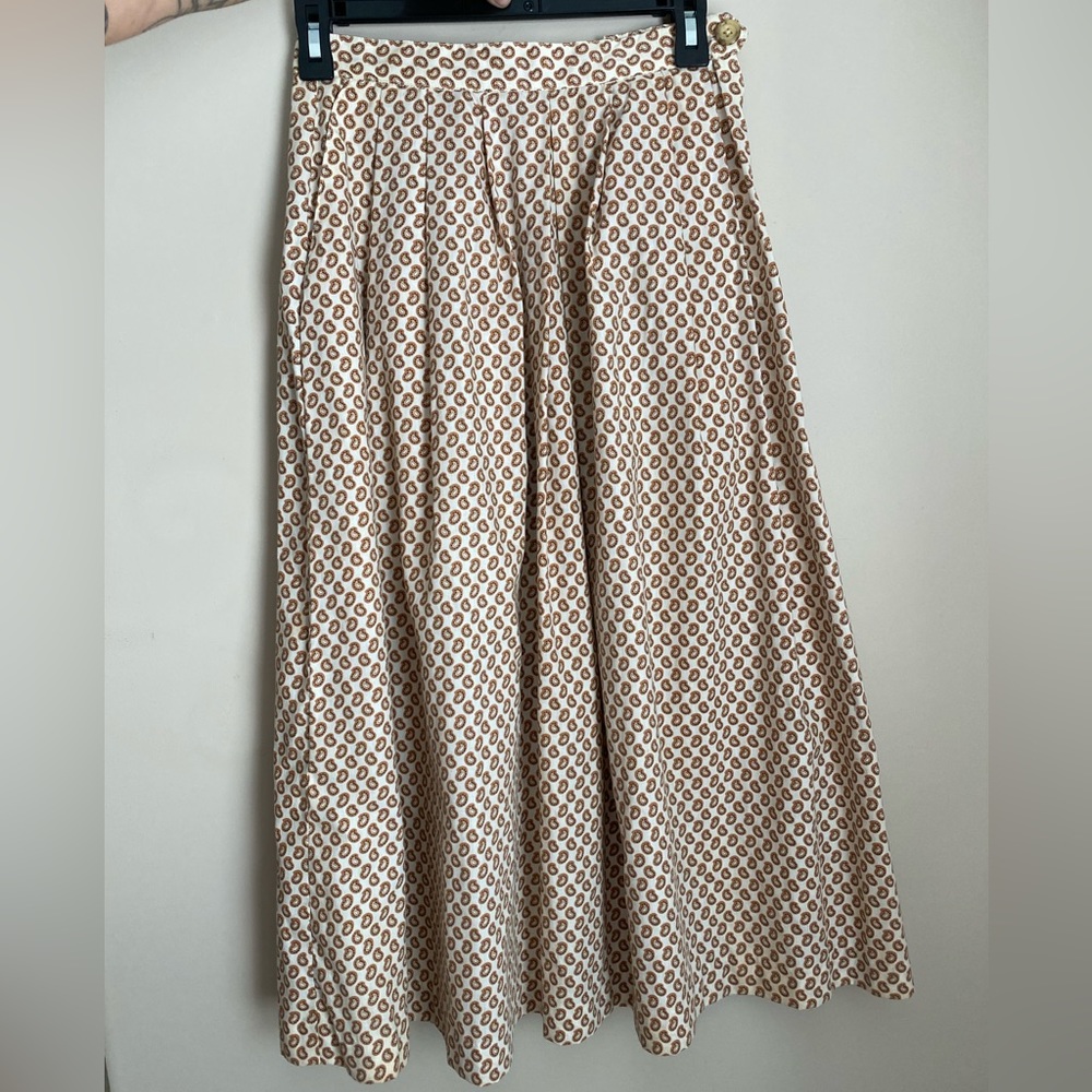 Cute TRUE VINTAGE 60’s paisley skirt with pockets and side button closure size 2